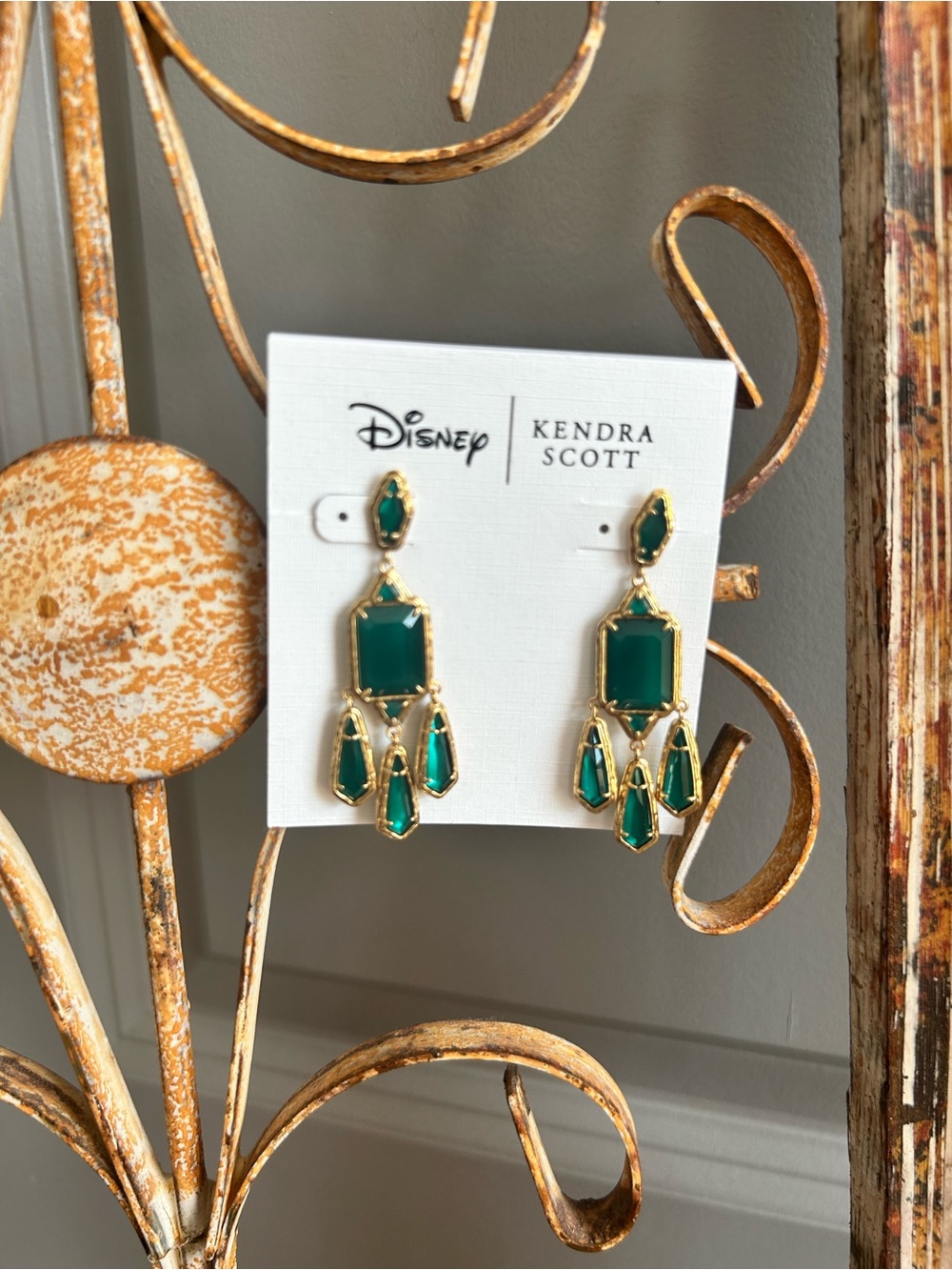 Kendra Scott Disney The Queen Vintage Gold Statement Earrings RARE - Picture 3 of 4